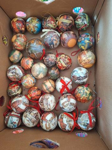 33x .Nostalge Geplastificeerde Papier Maché Kerstballen  beschikbaar voor biedingen