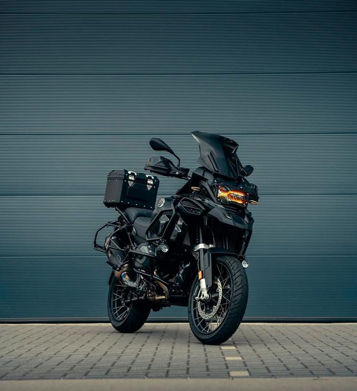BMW R 1250 GS ADVENTURE TRIPLE BLACK 2023 AKRAPOVIC CUSTOM, Motoren, Motoren | BMW, Bedrijf, Toermotor, meer dan 35 kW, 2 cilinders