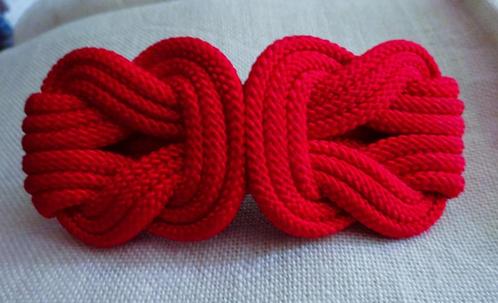 Haarspeld / Haarclip knopen van dik rood touw, Sieraden, Tassen en Uiterlijk, Uiterlijk | Haarverzorging, Gebruikt, Haarspeld