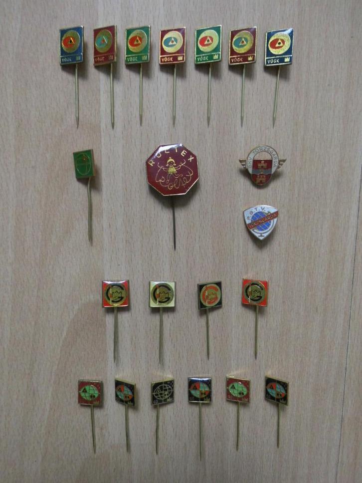 Hongaars speldje pin communistische tijd Hongarije 21 stuks, Verzamelen, Speldjes, Pins en Buttons, Zo goed als nieuw, Ophalen of Verzenden
