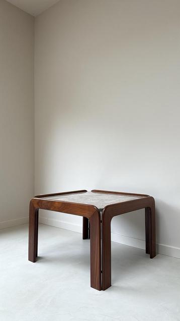 Vintage houten salontafel met marmer blad beschikbaar voor biedingen