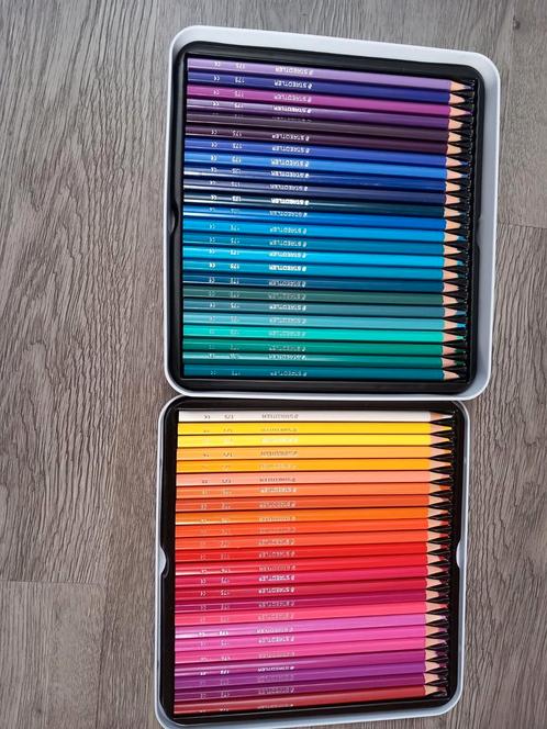 kleurdoos  met 72 kleurpotloden en magneet bord, Hobby en Vrije tijd, Tekenen, Zo goed als nieuw, Ophalen of Verzenden