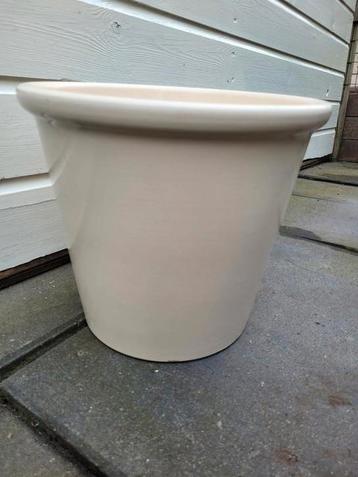 GRATIS OPHALEN!!!! Nog erg nette grote beige bloempot  beschikbaar voor biedingen
