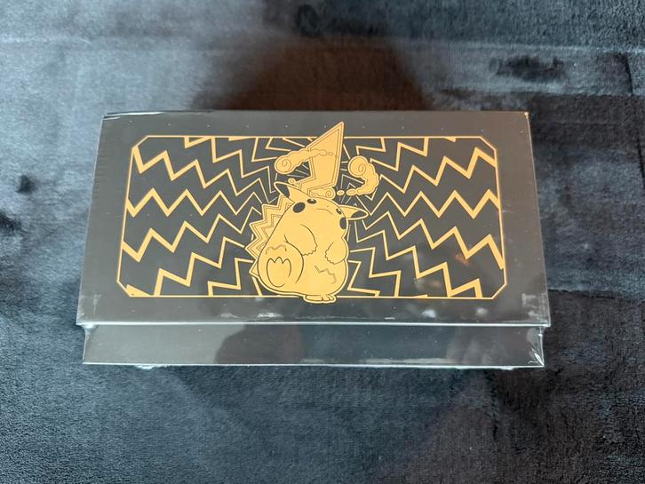 Radiant Energy Black Gold Gift Box – Pikachu (CS4.1C), Hobby en Vrije tijd, Verzamelkaartspellen | Pokémon, Nieuw, Ophalen of Verzenden