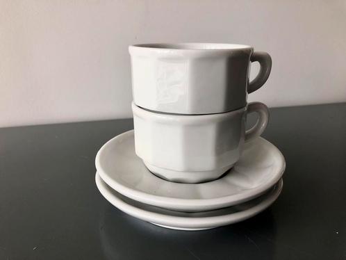 Kop en schotel wit porselein Apilco 2 stuks, Huis en Inrichting, Keuken | Servies, Gebruikt, Kop(pen) en/of Schotel(s), Porselein