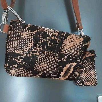 Leren tasje beschikbaar voor biedingen