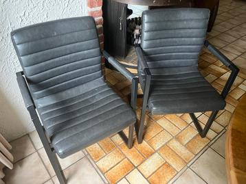 Twee moderne eethoekstoelen beschikbaar voor biedingen
