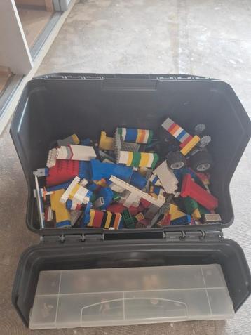 Doos vol Lego stenen beschikbaar voor biedingen