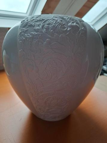 Rosenthal 4077/24 Witte Porseleinen Vaas met Reliëf beschikbaar voor biedingen