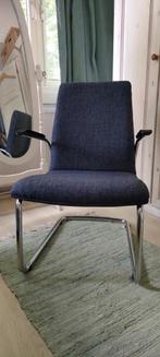 Design fauteuil met buizen frame; blauw/taupe gestoffeerd, Huis en Inrichting, Fauteuils, Ophalen, Minder dan 75 cm, Zo goed als nieuw
