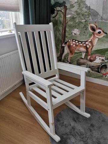 Witte Schommelstoel met Kussen beschikbaar voor biedingen