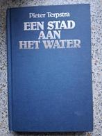 "Een Stad aan het Water", geschreven door : Pieter Terpstra., Gelezen, Ophalen of Verzenden, Friesland, Pieter Terpstra.