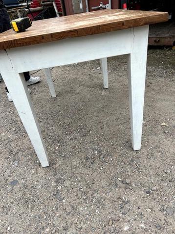 Salon tafel beschikbaar voor biedingen