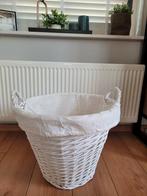Mooie grote witte rieten wasmand/mand met hengsels, Huis en Inrichting, Woonaccessoires | Schalen en Manden, Ophalen, Zo goed als nieuw