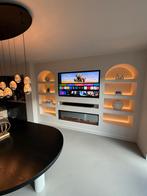 Maatwerk inbouwkasten, cinewall en bureau