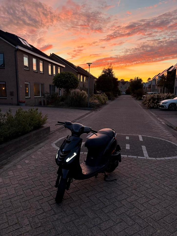 Piaggo zip 4t, Fietsen en Brommers, Scooters | Piaggio, Gebruikt, Zip, Maximaal 45 km/u, Benzine, Ophalen