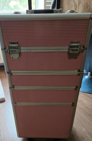 Nagelstyling  beschikbaar voor biedingen
