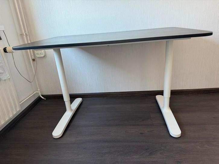 BEKANT Bureau zit-sta zwart/wit 120x80cm, Huis en Inrichting, Bureaus, Gebruikt, Stabureau, In hoogte verstelbaar, Ophalen