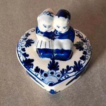 Delft blauwe vintage hartvormig doosje beschikbaar voor biedingen