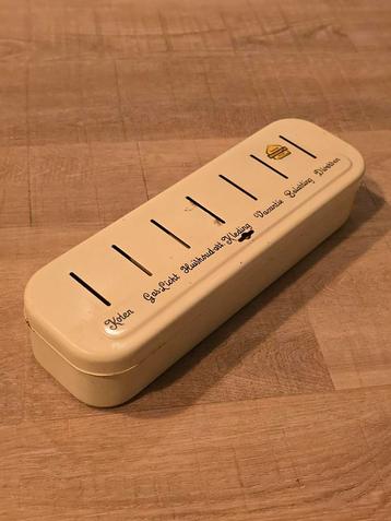 Antieke Brabantia huishoudkist spaarpot met tekst €20 beschikbaar voor biedingen