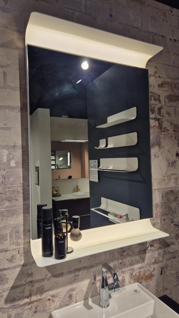 Kvik - Spiegel met wit frame en verlichting - 60% korting, Huis en Inrichting, Woonaccessoires | Spiegels, Nieuw, 50 tot 75 cm