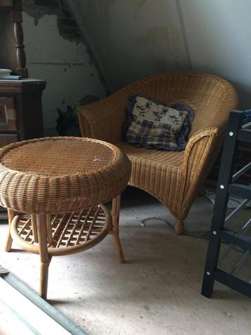 Rietenstoelen met tafeltje . beschikbaar voor biedingen