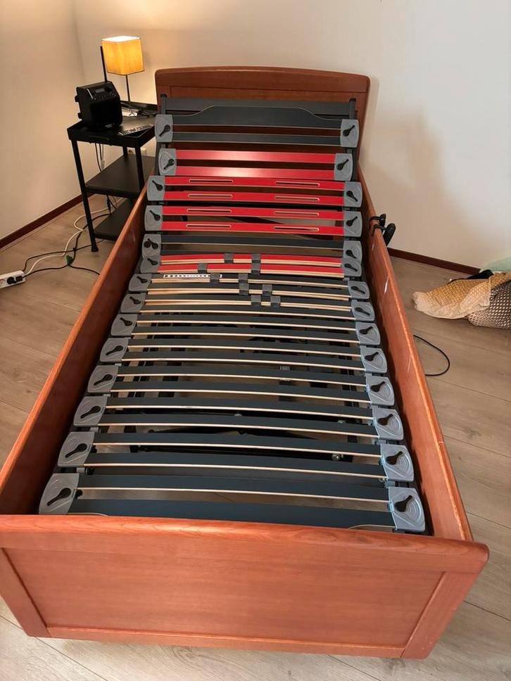 Seniorenbed met hoog laag lift en papegaai, Huis en Inrichting, Slaapkamer | Bedden, Gebruikt, Eenpersoons, 90 cm, 200 cm, Hout