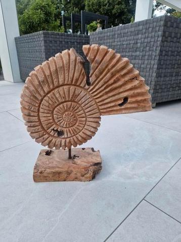 Ornament hout beschikbaar voor biedingen