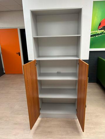 Kast met deuren en planken