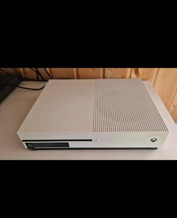 Xbox One S 500GB + FC24 beschikbaar voor biedingen