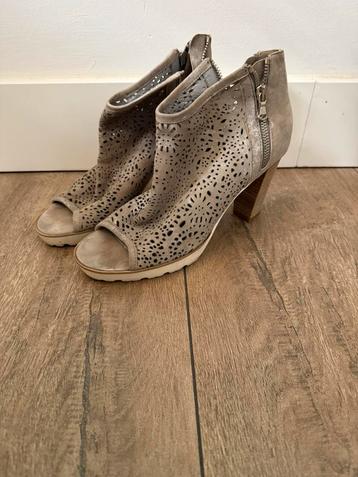 Hakken - maat 39 beschikbaar voor biedingen