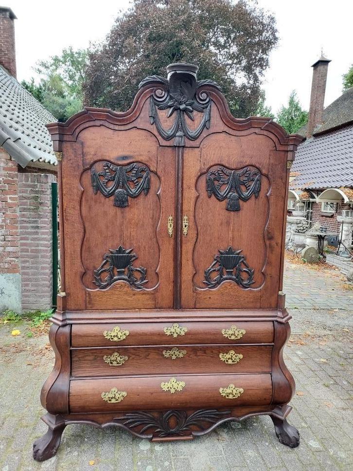 18e Eeuws gebogen kabinet, eiken met gezwarte ornamenten., Antiek en Kunst, Curiosa en Brocante, Ophalen