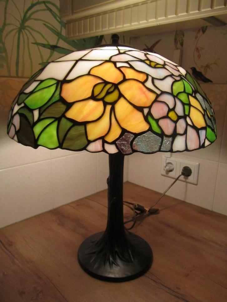 Tiffany tafellamp groot en mooi, Huis en Inrichting, Lampen | Tafellampen, Zo goed als nieuw, 50 tot 75 cm, Ophalen