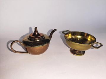 Twee koperen miniaturen, vergiet en theepot beschikbaar voor biedingen