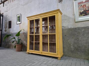 Vintage Houten Vitrinekast Geel | Half Hoge Vitrine Kast  beschikbaar voor biedingen