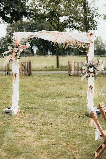 Trouwboog incl zijden bloemen en overige decoratie beschikbaar voor biedingen