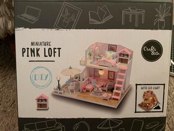 Crafts&co DIY pink loft, met verlichting NIEUW beschikbaar voor biedingen