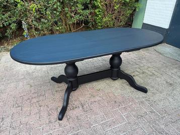 Massieve grenen eettafel- matzwart, stijlvol en robuust beschikbaar voor biedingen