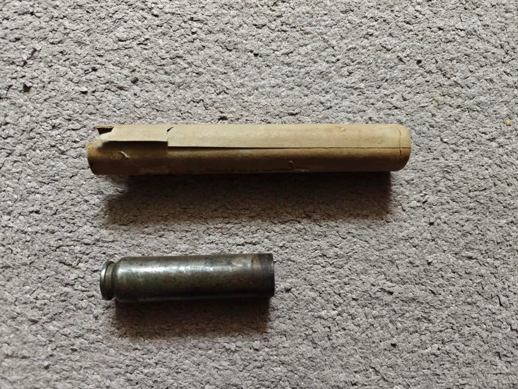 Duitse 2cm mg ff huls met transportkoker, Verzamelen, Militaria | Tweede Wereldoorlog, Ophalen of Verzenden, Luchtmacht, Duitsland