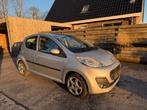 Peugeot 107 uit 2012 zilver / grijs, Voorwielaandrijving, Stof, Zwart, 4 stoelen