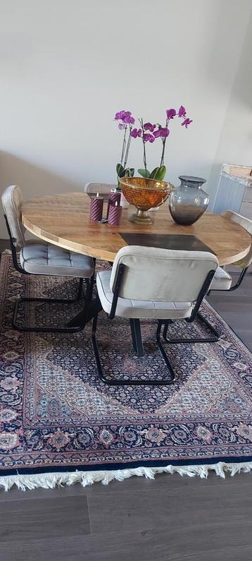 Complete eetkamer ( ronde tafel met 4 stoelen)  beschikbaar voor biedingen