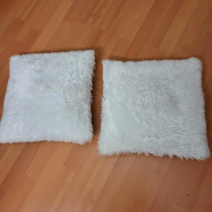 Set van twee zachte, vierkante sierkussens in gebroken wit., Huis en Inrichting, Woonaccessoires | Kussens, Zo goed als nieuw