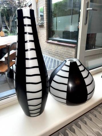 Vazen zwart wit design 2 stuks beschikbaar voor biedingen