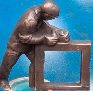 * Marlies Noordkamp, Schavende Timmerman.  Bronzen sculptuur beschikbaar voor biedingen