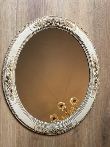 Grote ovale spiegel in bewerkte witte lijst beschikbaar voor biedingen