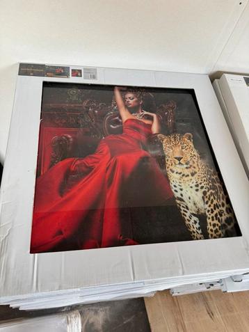 Nieuw in doos: 80x80 glasschilderij panther / rode jurk beschikbaar voor biedingen