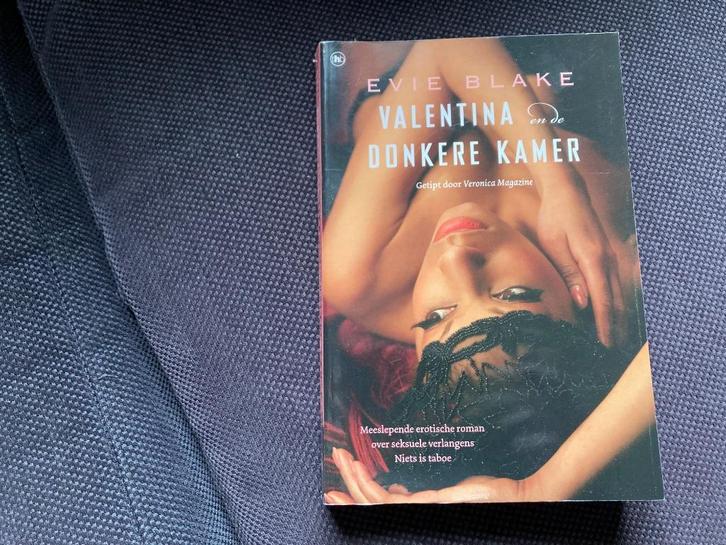 👩🏽 Evie Blake - Valentina en de donkere kamer, Boeken, Romans, Zo goed als nieuw, Ophalen of Verzenden