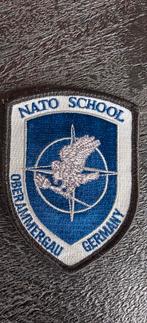 Patch NATO School in Oberammergau, Ophalen of Verzenden, Landmacht, Nederland, Embleem of Badge