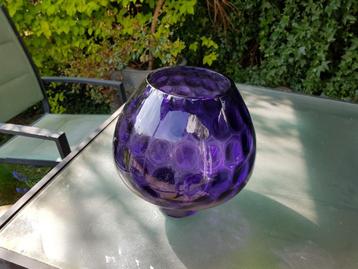Mooie paarse vaas, 26 cm, met fruitachtig reliëf, design  beschikbaar voor biedingen
