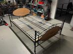 Bed metalen frame met riet 200 x 140 cm, Huis en Inrichting, Slaapkamer | Bedden, Gebruikt, 140 cm, Metaal, Zwart